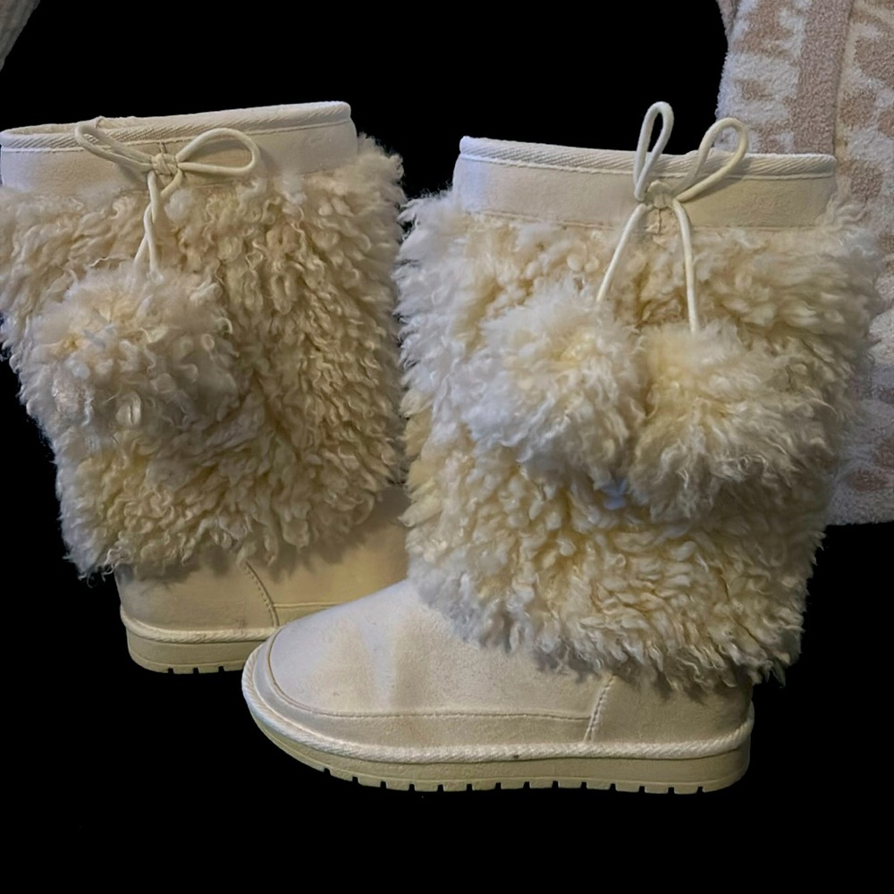 Fuzzy faux fur ivory winter boots
